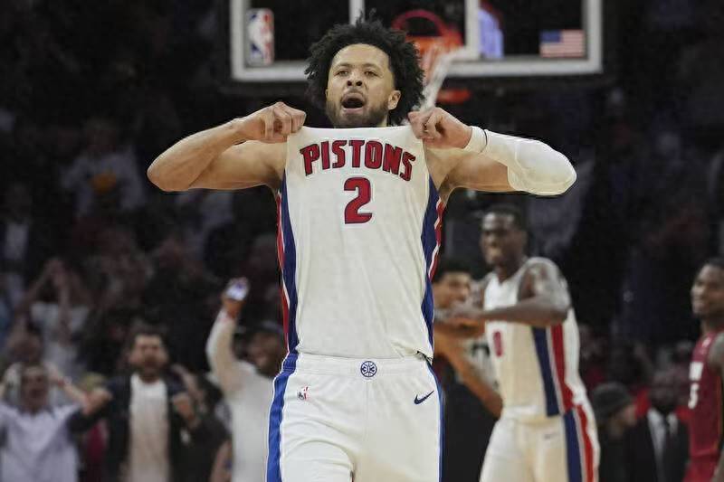 热火球星三分绝杀，全场观众热烈欢呼，类型报告.